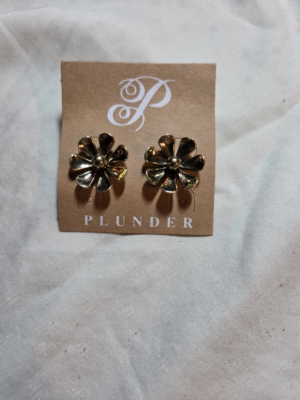 Plunder Shiny Gold Daisy Clip Studs